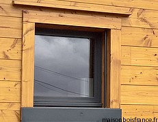 protection fenêtre maison bois